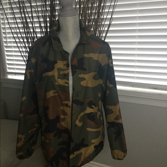 Like NEW Small Herschel Voyager Coach Wind Jacket. - Picture 4 of 5